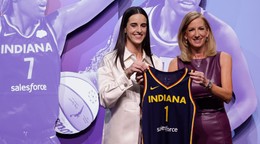 Caitlin Clarková na drafte WNBA.