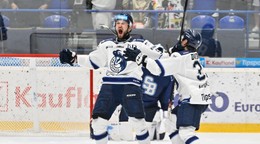 Na snímke vľavo hráč Peter Bjalončík (Poprad) sa teší z gólu po predĺžení v zápase 5. kola hokejovej Tipsport ligy HK Poprad - HC Slovan Bratislava.