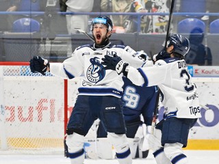 Na snímke vľavo hráč Peter Bjalončík (Poprad) sa teší z gólu po predĺžení v zápase 5. kola hokejovej Tipsport ligy HK Poprad - HC Slovan Bratislava.