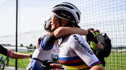Viktória Chladoňová v objatí s Ninou Andackou po pretekoch U23 na ME 2026. 