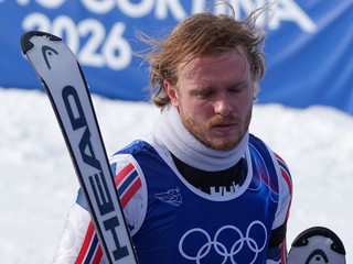 Atle Lie McGrath v cieli po výpadku v 2.kole slalomu mužov. 