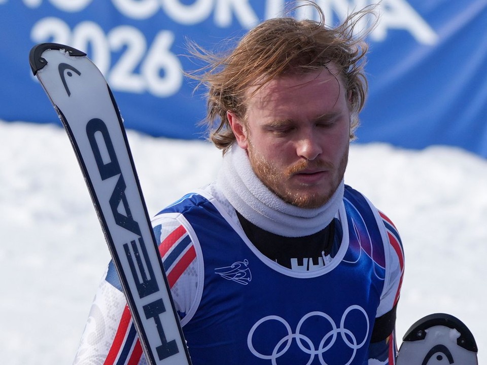 Atle Lie McGrath v cieli po výpadku v 2.kole slalomu mužov. 