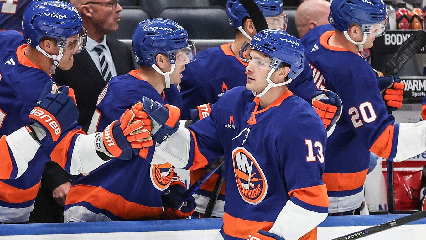 Útočník New Yorku Islanders Mathew Barzal sa teší z gólu.