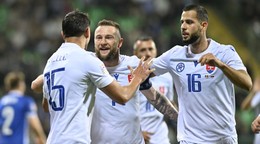 Vľavo David Strelec (Slovensko) sa teší z gólu so spoluhráčmi