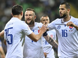 Vľavo David Strelec (Slovensko) sa teší z gólu so spoluhráčmi