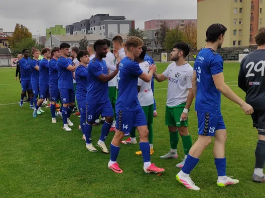 Za Častkovce (v modrom) nastúpilo až päť 19-ročných hráčov v základnej zostave.