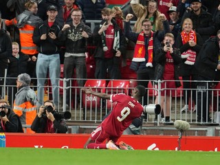 Alexander Isak oslavuje gól.