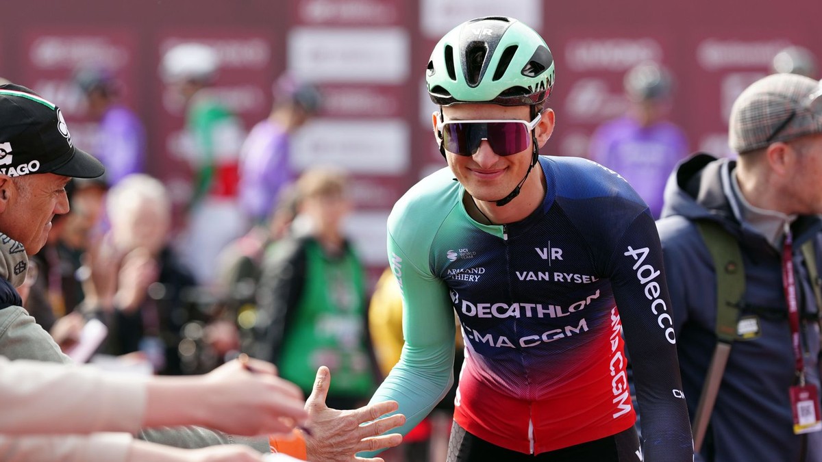 Francúzsky cyklista Paul Seixas pred klasikou Strade Bianche 2026. 