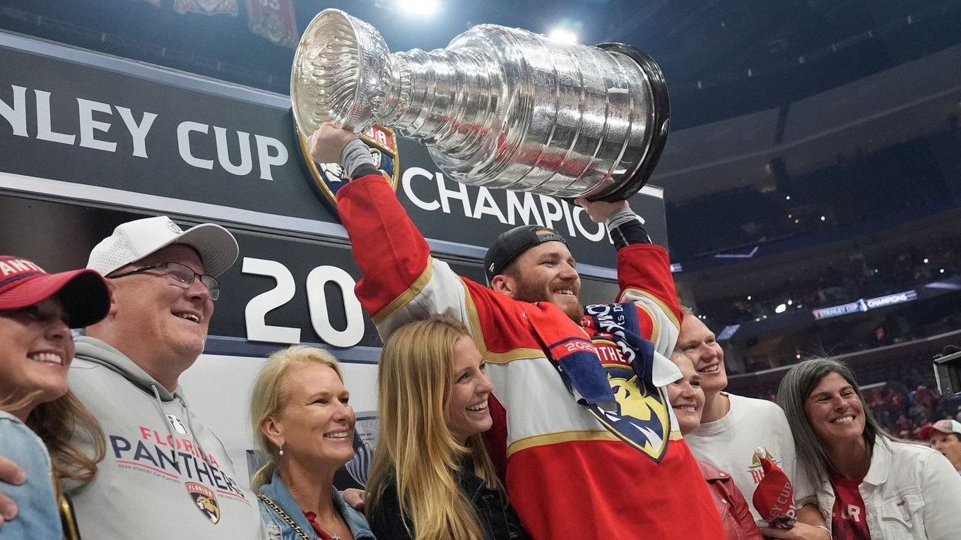 Matthew Tkachuk s rodinou oslavujú Stanley Cup.
