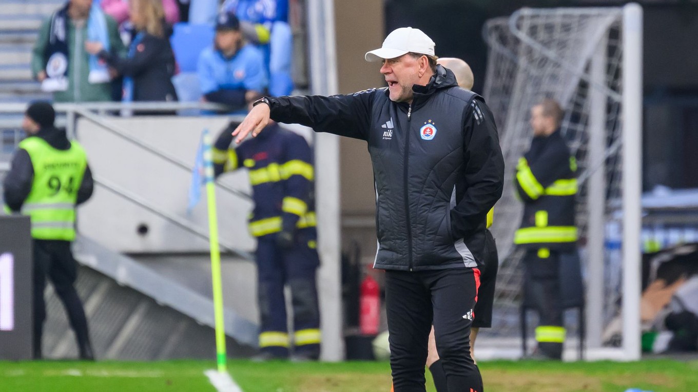 Tréner Vladimír Weiss st. na lavičke ŠK Slovan Bratislava.