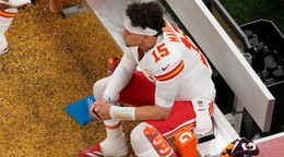 Quarterback Patrick Mahomes sklamane sedí na lavičke počas Super Bowlu LIX.