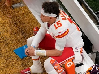 Quarterback Patrick Mahomes sklamane sedí na lavičke počas Super Bowlu LIX.