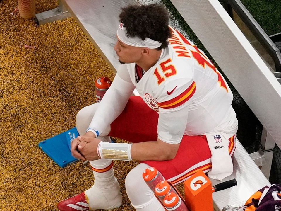 Quarterback Patrick Mahomes sklamane sedí na lavičke počas Super Bowlu LIX.