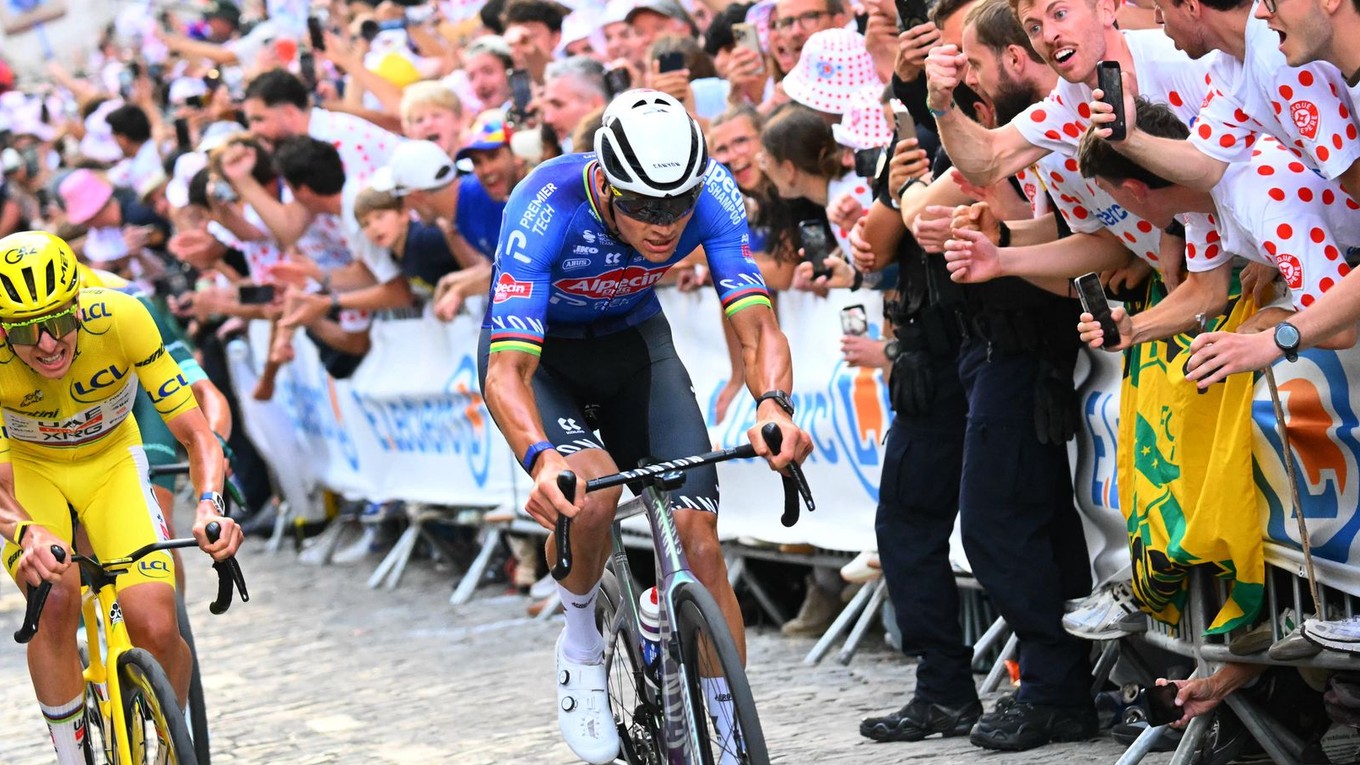 Mathieu van der Poel počas Tour de France 2026.