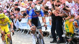 Mathieu van der Poel počas Tour de France 2026.
