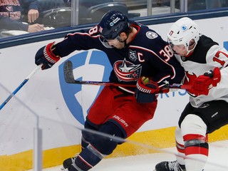 Slovenský hokejista New Jersey Devils Šimon Nemec (vpravo) a hráč Columbusu Blue Jackets Boone Jenner bojujú o puk 