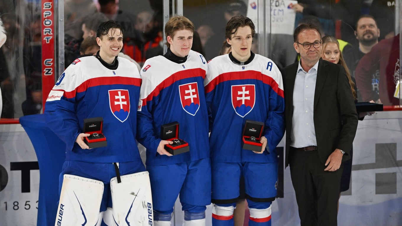 Slovenskí hokejisti do 18 rokov, zľava Samuel Hrenák, Adam Goljer a Timothy Kazda.