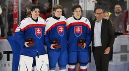 Slovenskí hokejisti do 18 rokov, zľava Samuel Hrenák, Adam Goljer a Timothy Kazda.