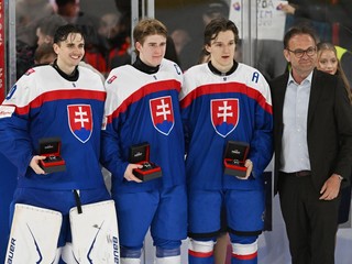 Slovenskí hokejisti do 18 rokov, zľava Samuel Hrenák, Adam Goljer a Timothy Kazda.