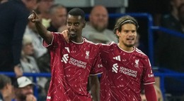 Alexander Isak a Milos Kerkez v drese Liverpoolu
