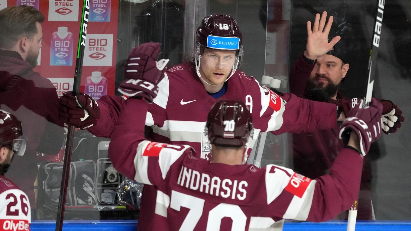 Rodrigo Abols (uprostred) sa teší z gólu proti Nórsku na MS v hokeji 2024. 