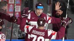 Rodrigo Abols (uprostred) sa teší z gólu proti Nórsku na MS v hokeji 2024. 