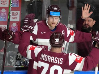 Rodrigo Abols (uprostred) sa teší z gólu proti Nórsku na MS v hokeji 2024. 
