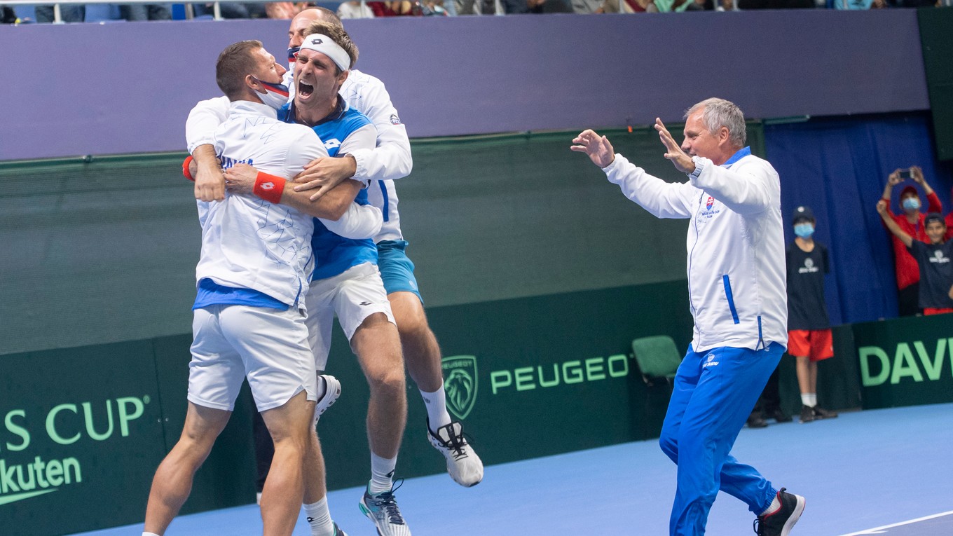 Slovenskí tenisti oslavujú výhru nad Čile v Davisovom pohári 2021.