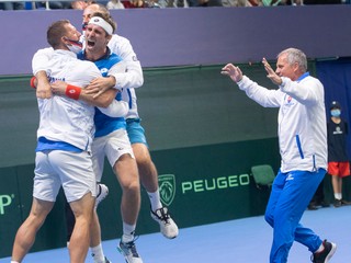 Slovenskí tenisti oslavujú výhru nad Čile v Davisovom pohári 2021.