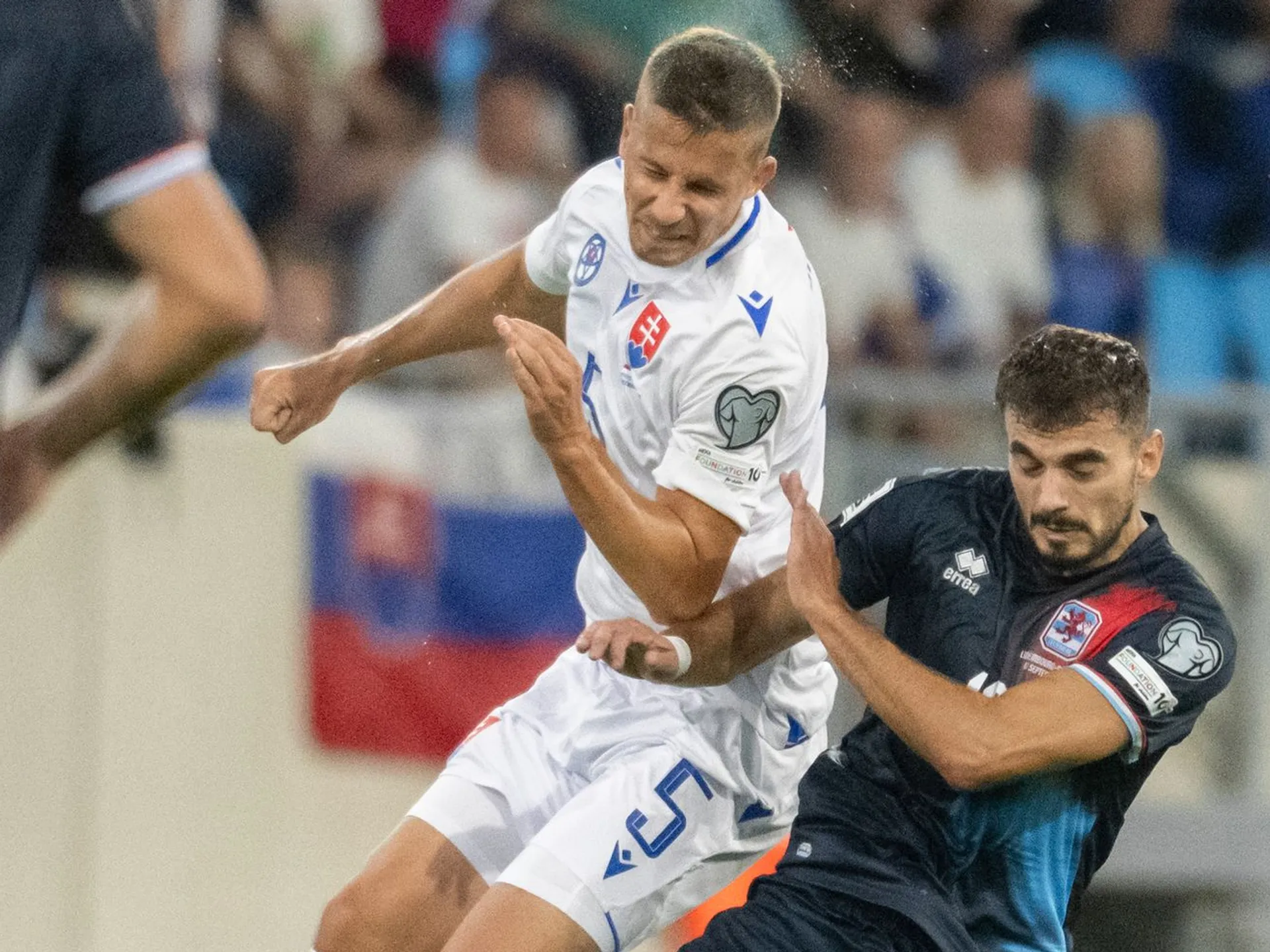 Na snímke zľava Ľubomír Šatka (Slovensko) a Danel Sinani (Luxembursko) počas zápasu A-skupiny európskej kvalifikácie MS 2026 vo futbale Luxembursko - Slovensko 7. septembra 2025 v Luxemburgu. FOTO TASR - Martin Baumann

