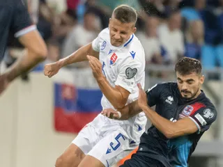 Na snímke zľava Ľubomír Šatka (Slovensko) a Danel Sinani (Luxembursko) počas zápasu A-skupiny európskej kvalifikácie MS 2026 vo futbale Luxembursko - Slovensko 7. septembra 2025 v Luxemburgu. FOTO TASR - Martin Baumann