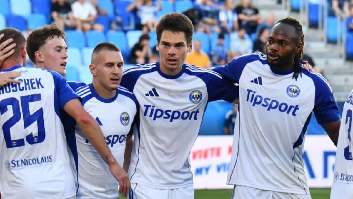 Luka Lemiško (v strede) sa teší so spoluhráčmi z gólu v zápase proti Slovanu Bratislava.