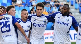 Luka Lemiško (v strede) sa teší so spoluhráčmi z gólu v zápase proti Slovanu Bratislava.