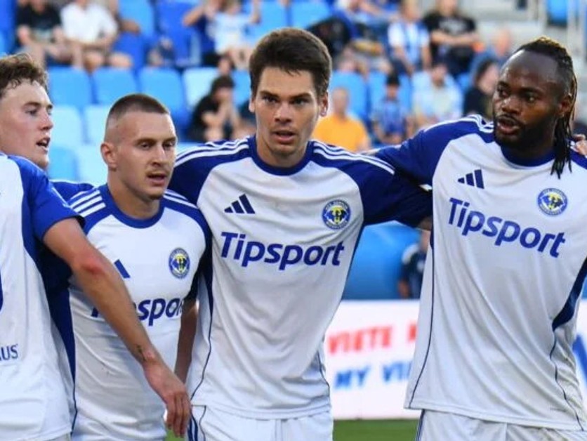 Luka Lemiško (v strede) sa teší so spoluhráčmi z gólu v zápase proti Slovanu Bratislava.