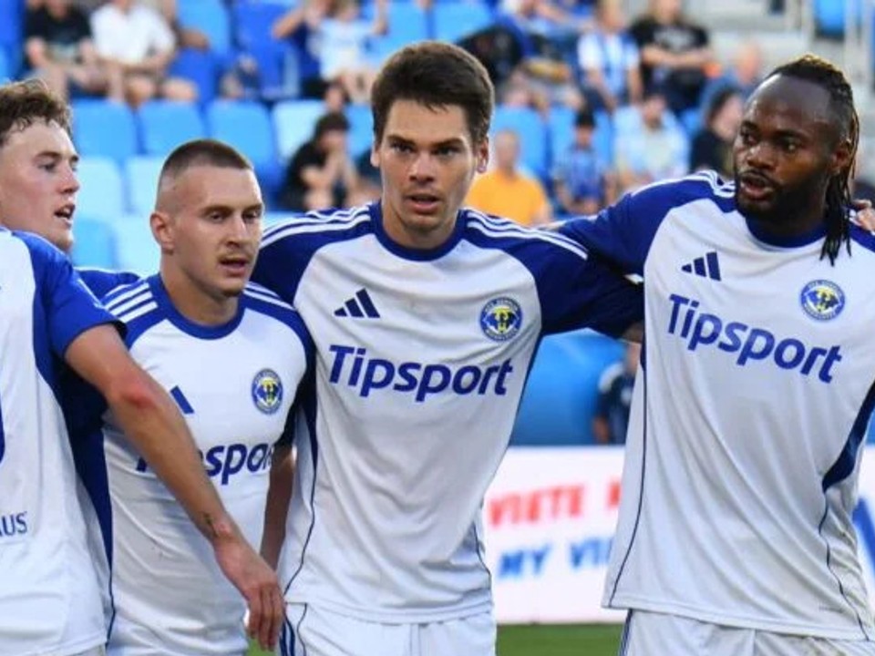 Luka Lemiško (v strede) sa teší so spoluhráčmi z gólu v zápase proti Slovanu Bratislava.
