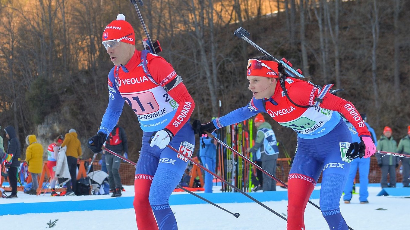Zuzana Remeňová a Matej Kazár si odovzdávajú štafetu v mixe dvojíc na ME v biatlone 2024.
