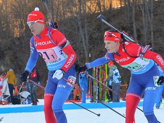 Zuzana Remeňová a Matej Kazár si odovzdávajú štafetu v mixe dvojíc na ME v biatlone 2024.