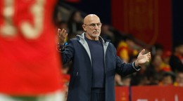 Na snímke tréner Španielska Luis de la Fuente reaguje v prípravnom zápase Španielsko - Egypt.