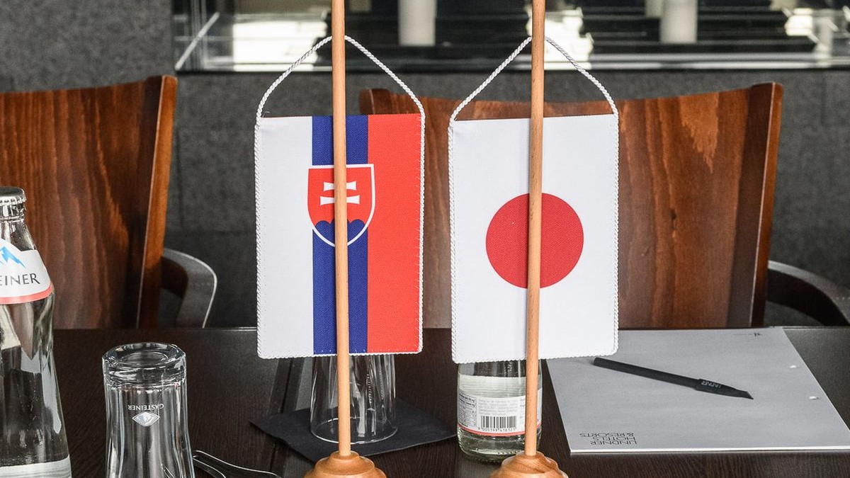 Vlajka Slovenska a Japonska