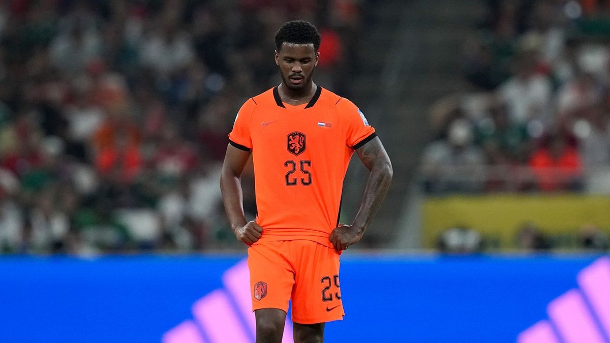 Holandský futbalista Jorrel Hato (25) reaguje počas zápasu osemfinále.