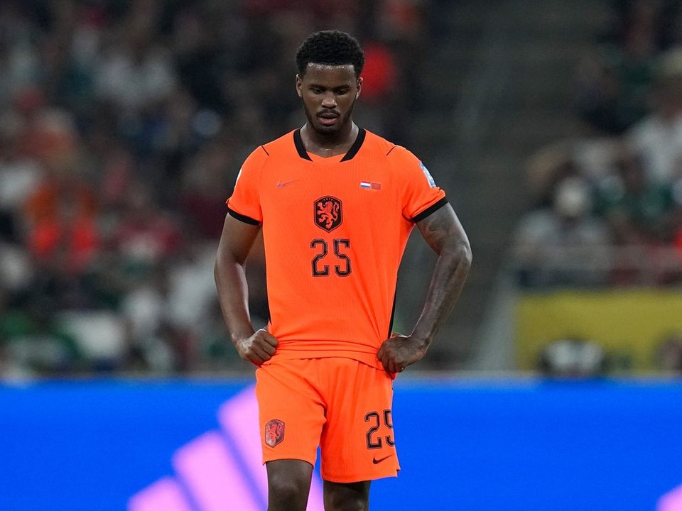 Holandský futbalista Jorrel Hato (25) reaguje počas zápasu osemfinále.