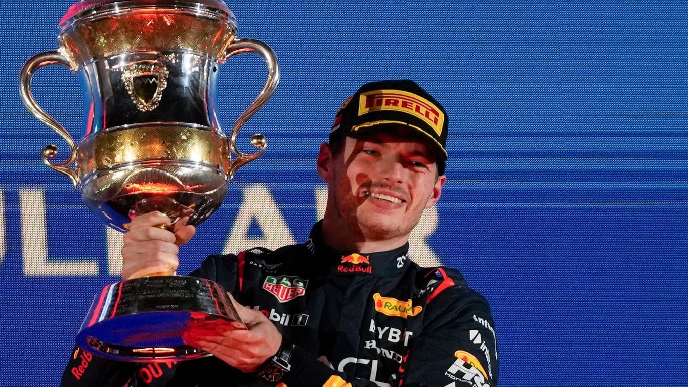 Max Verstappen oslavuje prvú kariérnu výhru na Veľkej cene Bahrajnu.