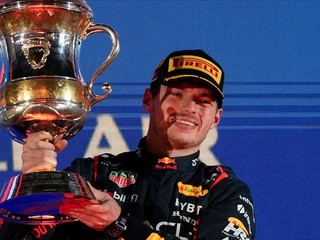 Max Verstappen oslavuje prvú kariérnu výhru na Veľkej cene Bahrajnu.
