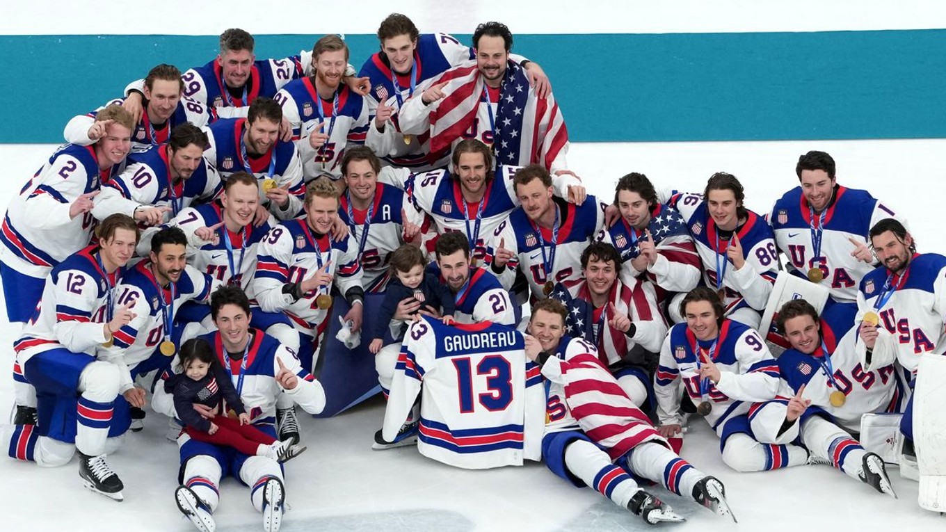 Americkí hokejisti pózujú s dresom zosnulého spoluhráča Johnnyho Gaudreaua, jeho dcérou Noa a synom Johnom