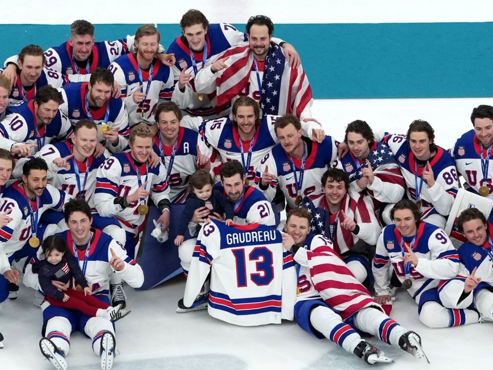 Americkí hokejisti pózujú s dresom zosnulého spoluhráča Johnnyho Gaudreaua, jeho dcérou Noa a synom Johnom