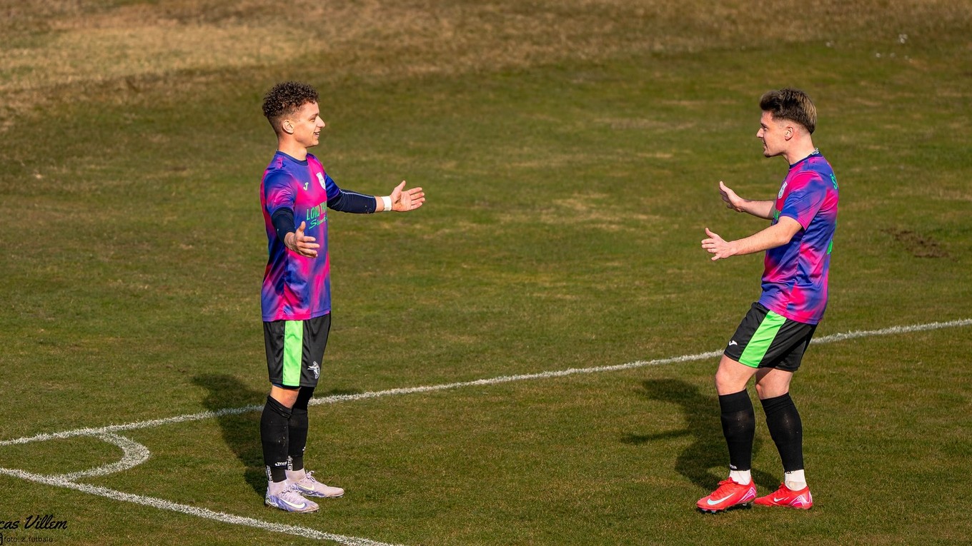 Adrián Procháczka (vpravo) dal Bábu dva góly, vedľa Marián Vadkerti.