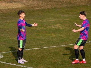 Adrián Procháczka (vpravo) dal Bábu dva góly, vedľa Marián Vadkerti.