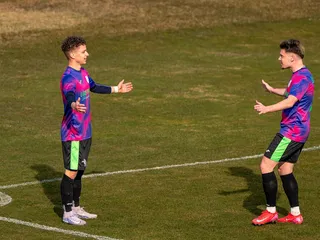 Adrián Procháczka (vpravo) dal Bábu dva góly, vedľa Marián Vadkerti.