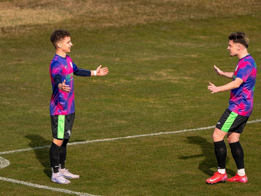 Adrián Procháczka (vpravo) dal Bábu dva góly, vedľa Marián Vadkerti.