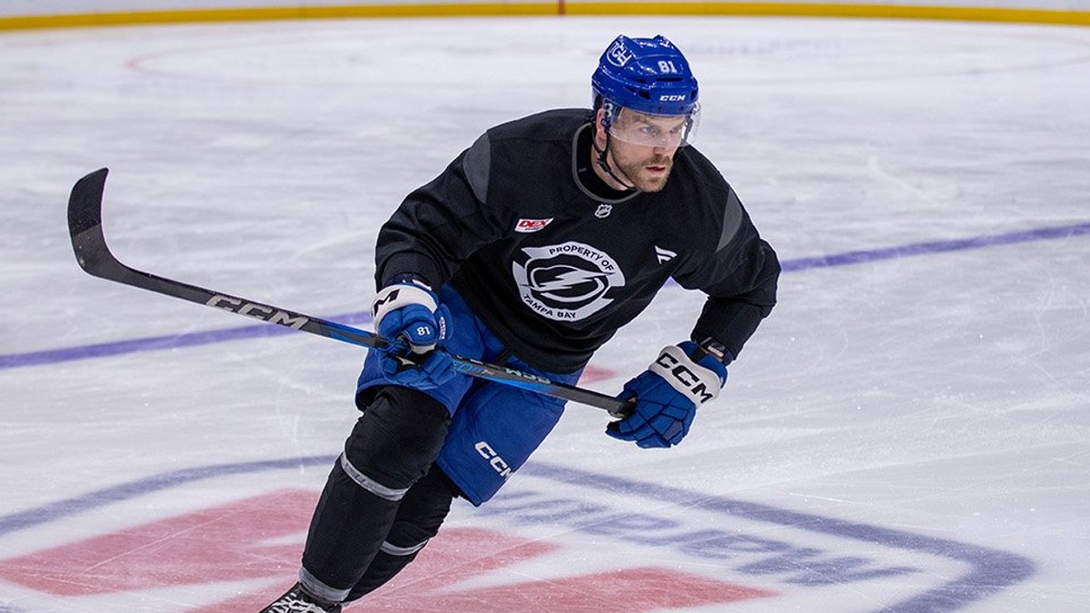 Erik Černák počas rozkorčuľovania v drese Tampy Bay. 